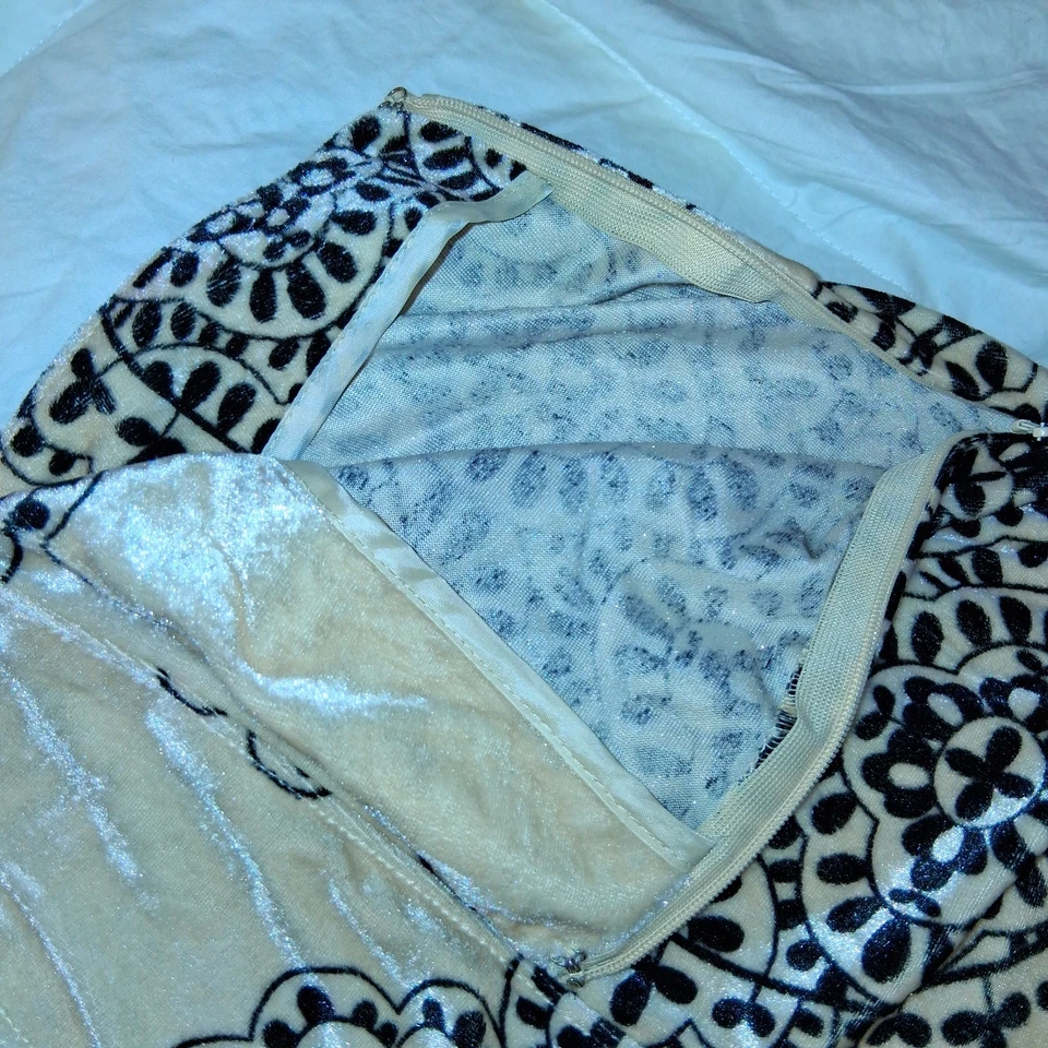 Falda Nine & Company Crema y Negra, Talla 12, Hasta la Rodilla, Lavar a Máquina Foto 3 de 4