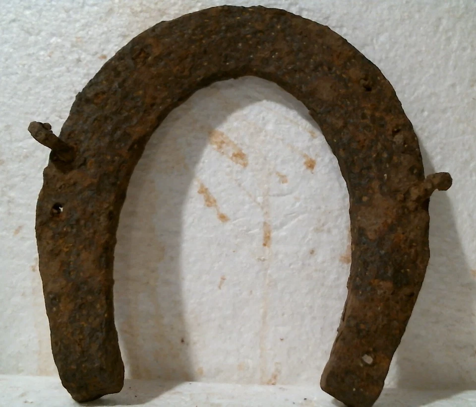 Two Antique Iron Horse Shoes Virginia Farm Battlefield Possibly Civil War a-img-2