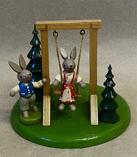 Alt  Osterhasen Pärchen  an der Schaukel  Handarbeit  " ESCO " Erzgebirge  DDR