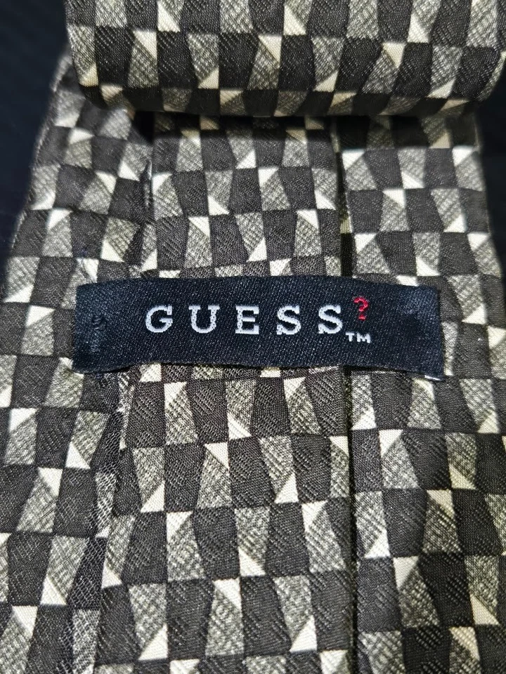 Corbata de seda Guess negra con estampado geométrico hecha en EE. UU. Foto 4 de 4