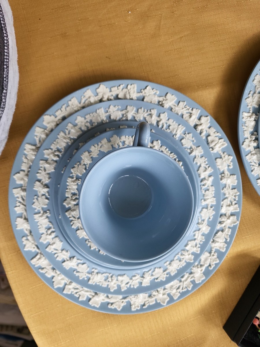 Wedgwood Queensware Rare Smooth Edge Cream on Blue 5 Piece Place