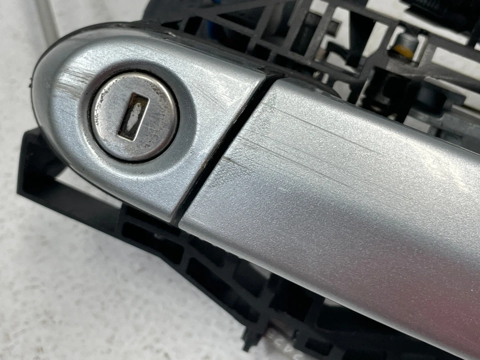 Manija de puerta exterior del conductor delantero izquierdo BMW M4 F82 15 16 17 plateada 1525 OEM Foto 4 de 4