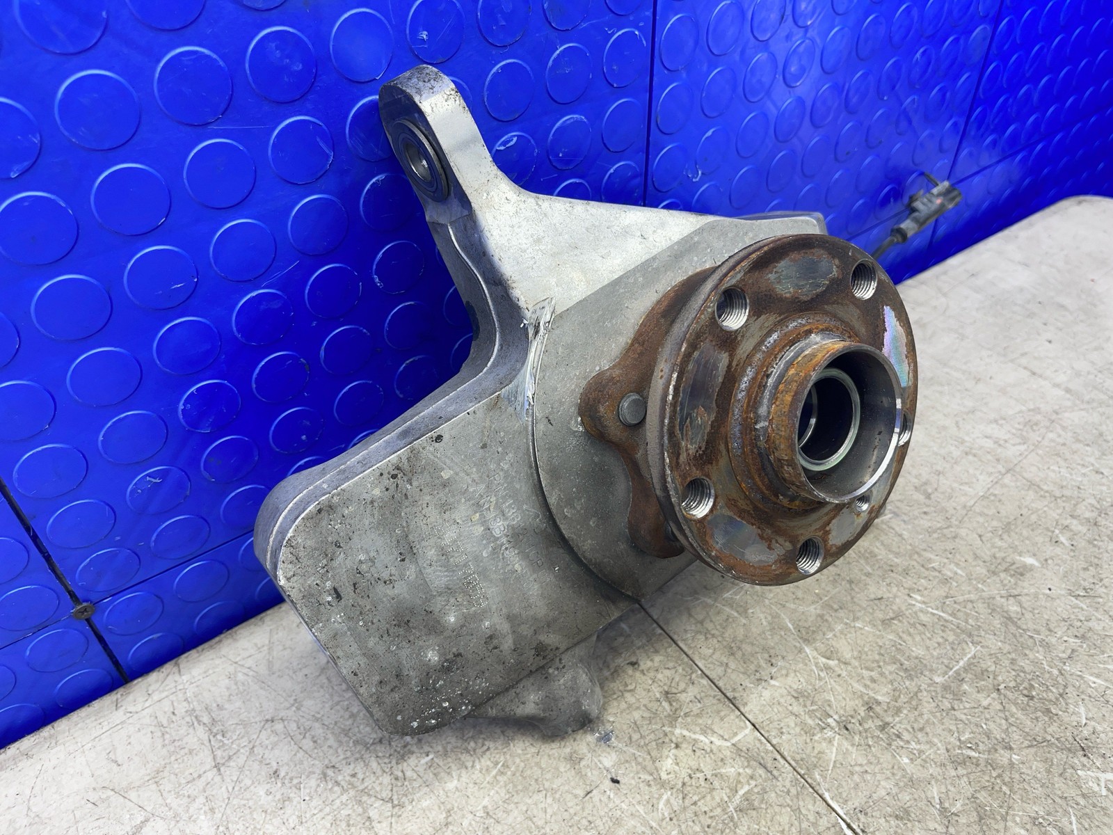 2016-2021 MCLAREN 570S OEM FRONT LEFT WHEEL SPINDLE BEARING HUB