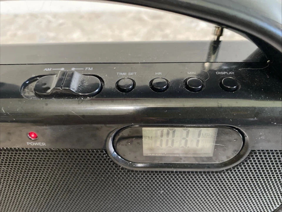 Radio reloj portátil AM/FM GPX R602B con cable y compartimento para batería FUNCIONA Foto 2 de 4