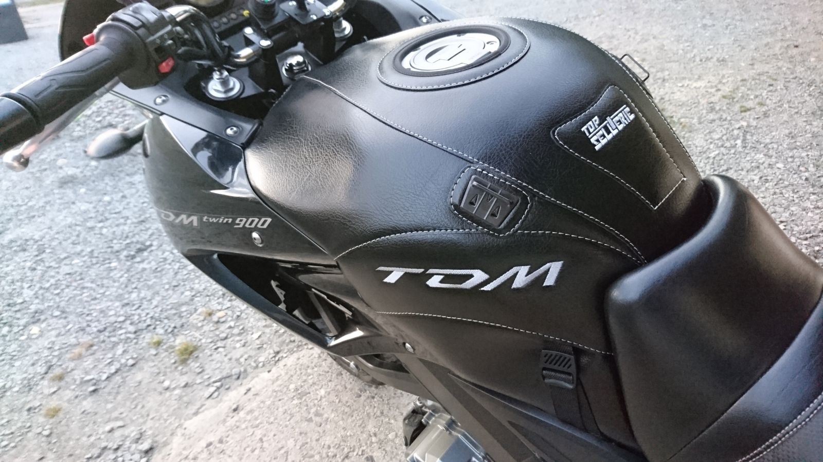 Cache réservoir Yamaha TDM 900 Top Sellerie habillage haut de gamme sur mesure