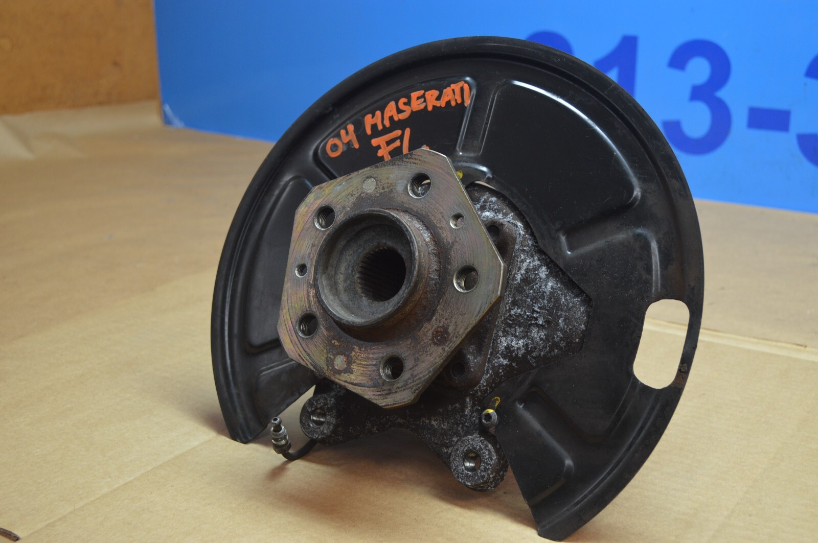 2004 M138 MASERATI M128 GT COUPE FRONT DRIVER SIDE SPINDLE WHEEL HUB 28839701