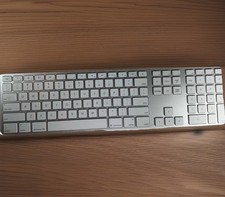 Apple A1243 Wired Keyboard USB Slim Silver White Numeric Keypad MB110LL/A