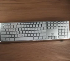 Apple A1243 Wired Keyboard USB Slim Silver White Numeric Keypad MB110LL/A