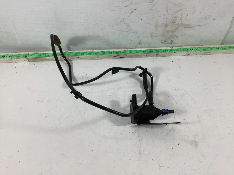 Dodge Grand Caravan 2012-2015 válvula de purga de bote de vapor de combustible con manguera OEM. Foto 4 de 4