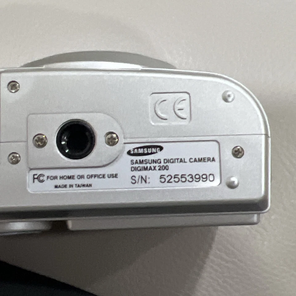 Samsung Digimax 200 2.1 MP Digital Silver Camera - Image 2 of 3