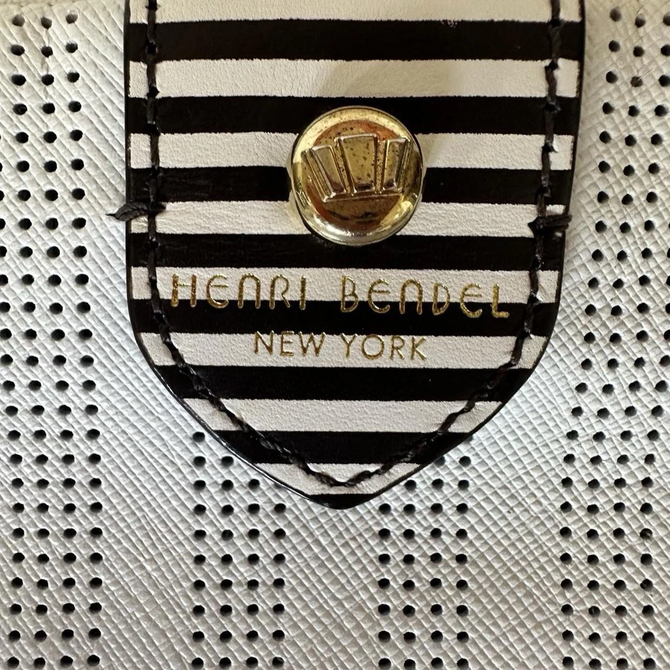 Bolso clutch Henri Bendel marrón y blanco a rayas perforado interior satinado púrpura Foto 4 de 4