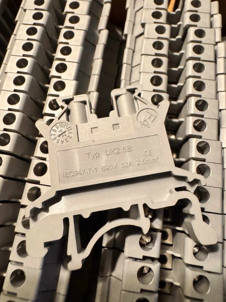 Pack of 100 UK2.5B-Rail Terminal Block Screw Clamp Terminal IEC 947-7-1690V 32A - Image 2 of 3