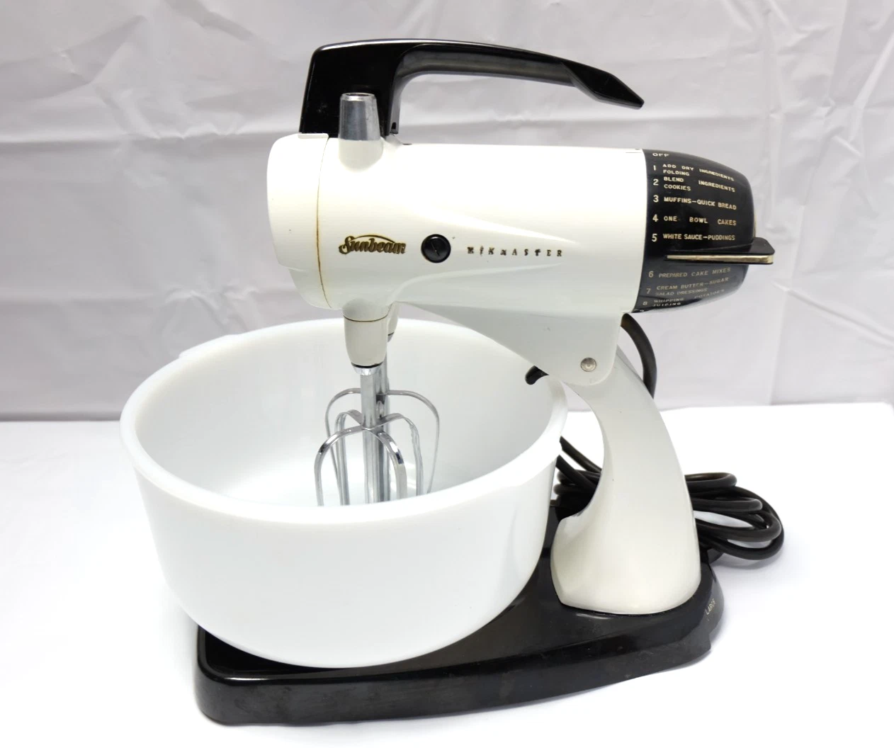 SUNBEAM 1950's Mixmaster 12 Speed White Stand Mixer & 2 Milk Bowls + Beaters
Opens in a new window o