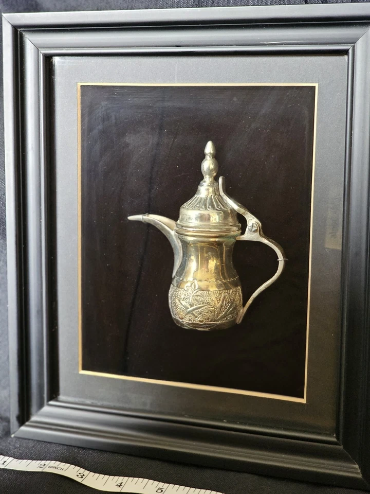 Antigua cafetera islámica Dallah miniatura plateada enmarcada Foto 3 de 4