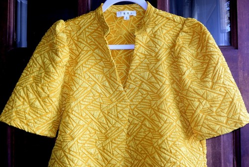 Top tejido THML amarillo dorado relieve texturizado patrón geométrico estampado-S-Lk Nu - Imagen 7 de 13