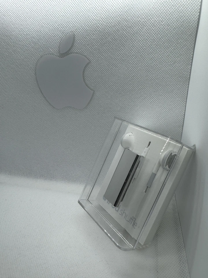 Apple iPod Shuffle 3. Generation Stainless Steel 4GB New Collector - Image 2 of 4