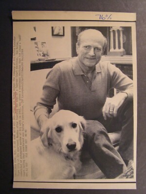 AP Wire Press Photo 1984 Claus von Bulow at home with his dog Tiger Lily 