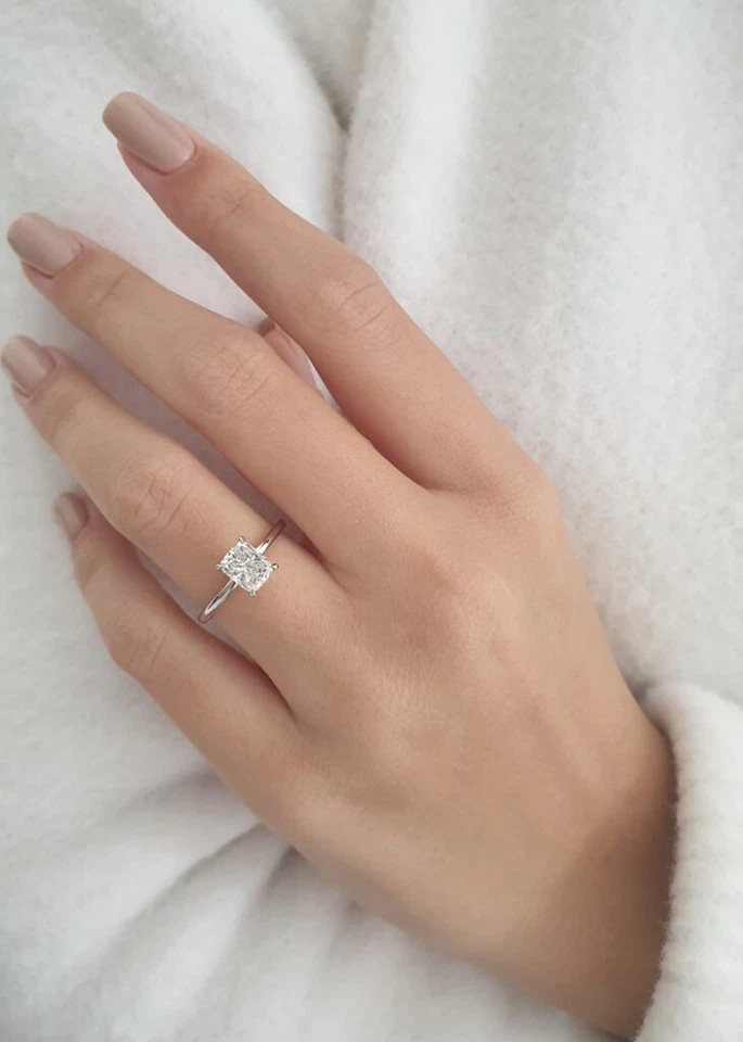 Anillo de compromiso de boda de diamantes creado en laboratorio de esmeralda de 3 quilates enchapado en oro blanco de 14 k Foto 2 de 4