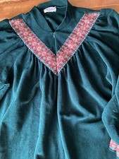 VTG Vanity Fair Women s Velour Emerald Green Long Robe Embroidery Med Petite USA