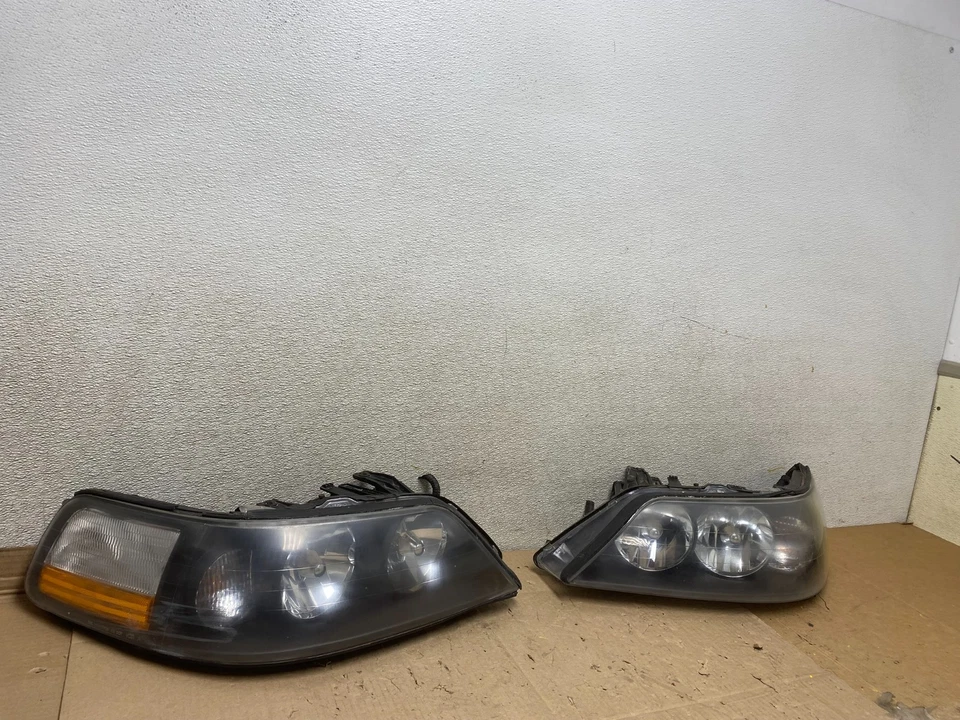 2005 to 2011 Lincoln Town Car Left+Right Side Headlights Oem U6876 DW - Image 3 of 4