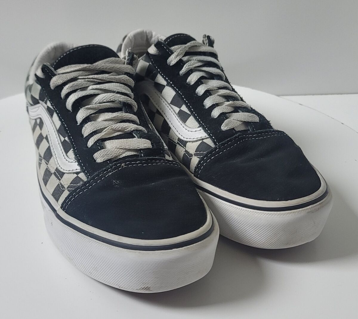 Black vans top with checkerboard laces
