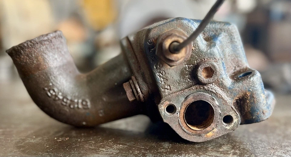 Carcasa termostato serie Detroit 53 5123247 con codo de bomba de agua 5125451  Foto 2 de 4