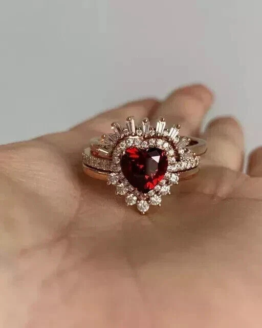 Juego de trío de anillos de boda 4,30 quilates creado corte corazón granate rojo acabado oro rosa 14K Foto 4 de 4