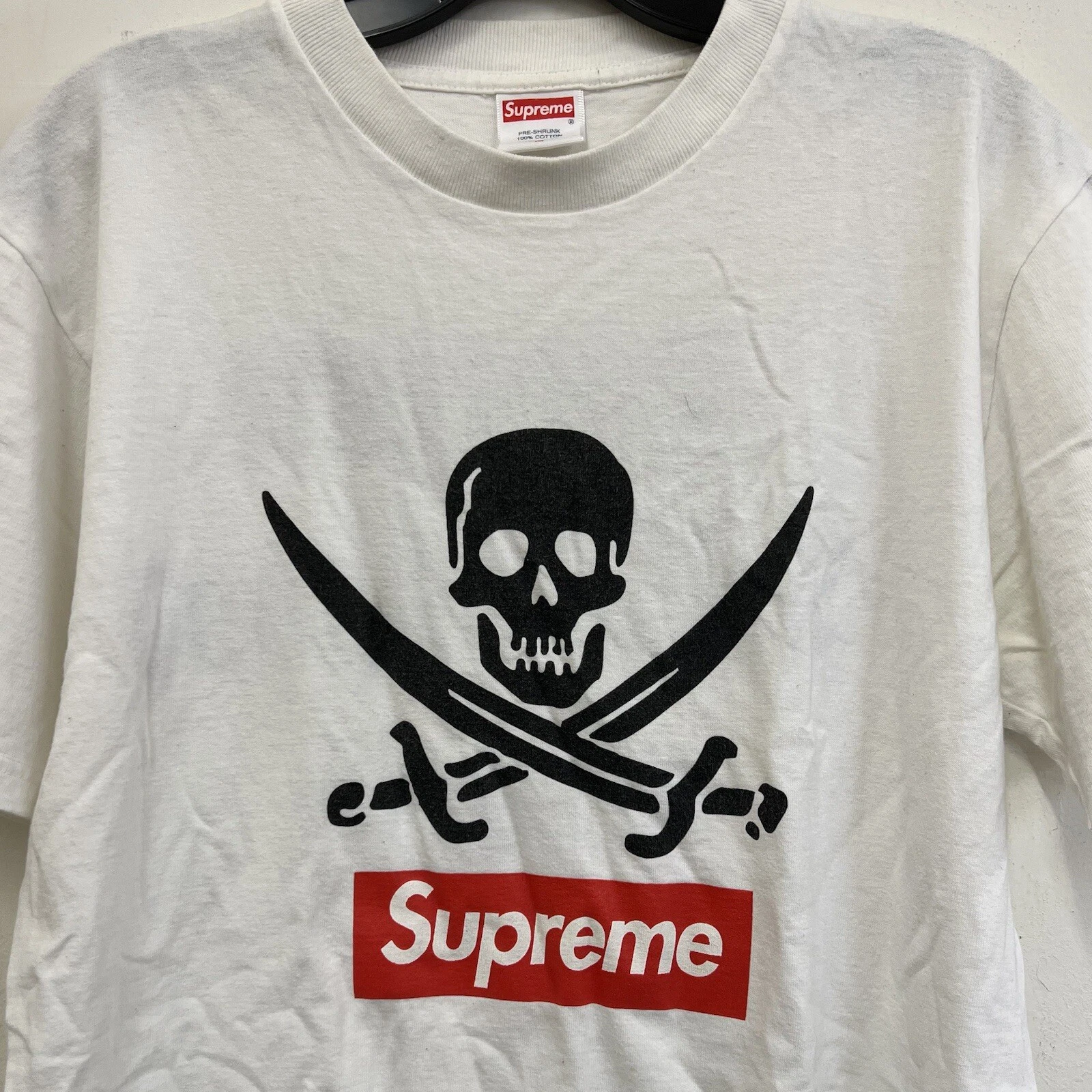 Supreme Neighborhood NBHD boîte rouge logo pirate crâne drapeau rebelle sans pause M