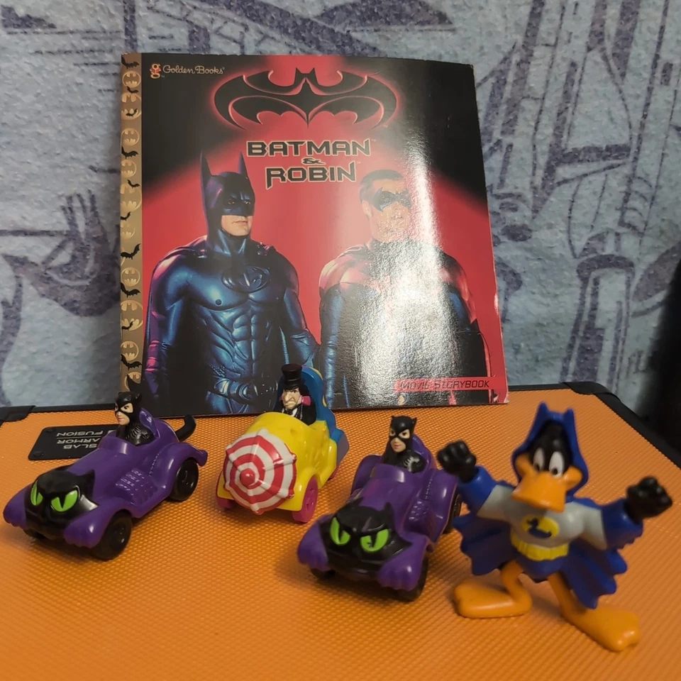 Juguetes y libros dorados vintage de Batman de los años 90 Robin Penguin Catwoman Pato Lucas DC Foto 2 de 4