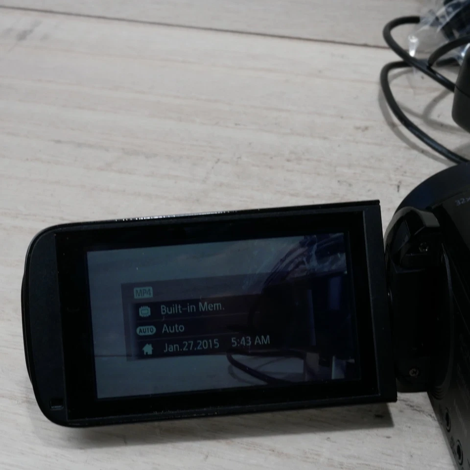 Canon VIXIA HF R62 Full HD 1080p Camcorder *GOOD/TESTED* W Charger - Image 3 of 4