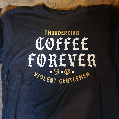 Camiseta para hombre Violent Gentlemen Thunderking Coffee Forever grande nueva sin etiquetas de metal