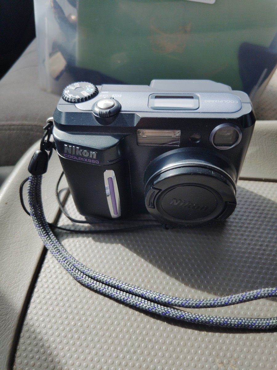 Nikon COOLPIX 880 Digital Camera 3.3 MP 2.5x Optical Zoom Black