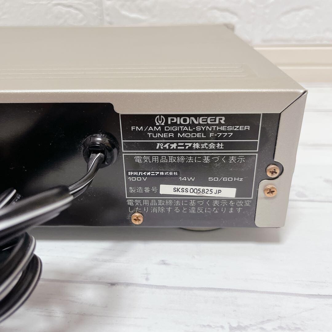 Pioneer F-777 FM/AM Digital-Synthesizer Tuner from Japan