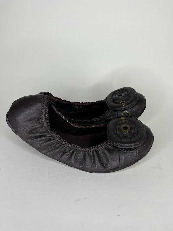 Zapatos planos de ballet Bernardo para mujer talla 5,5 M detalle de hebilla de cuero marrón Foto 2 de 4