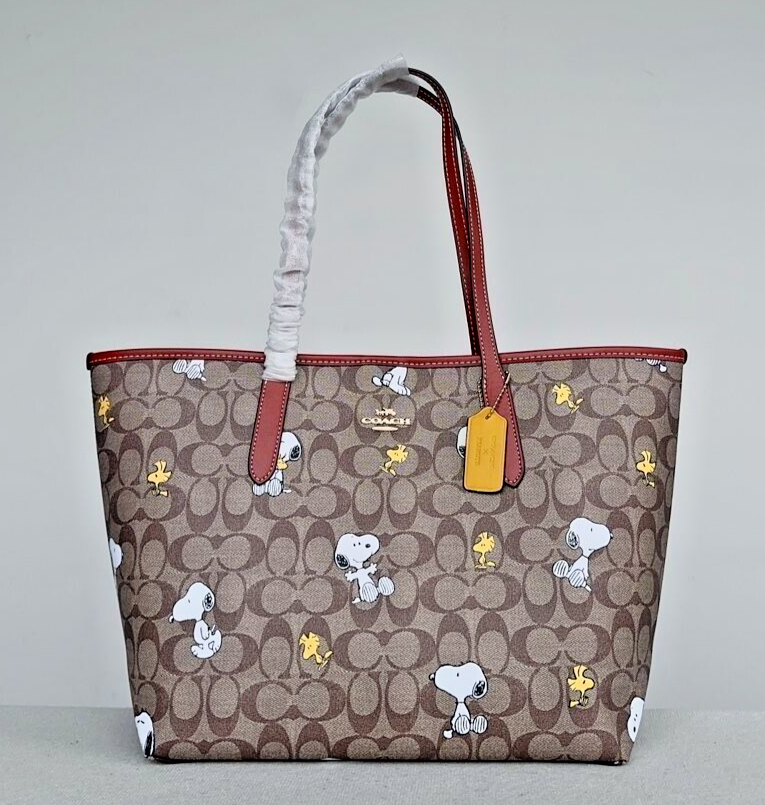 Coach x Peanuts City Collaboration Snoopy Tote Bag Limited Coach x Peanuts City Collaboration Snoopy Tote Bag Limited