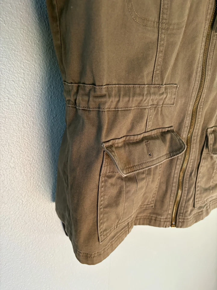 Chaqueta utilitaria Express verde militar para mujer bolsillos cuello falso manga larga talla M Foto 4 de 4