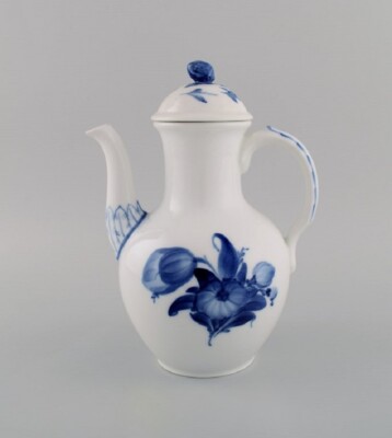 Antike Royal Copenhagen Kaffeekanne mit blauen Blumen geflochten. Modellnumme...