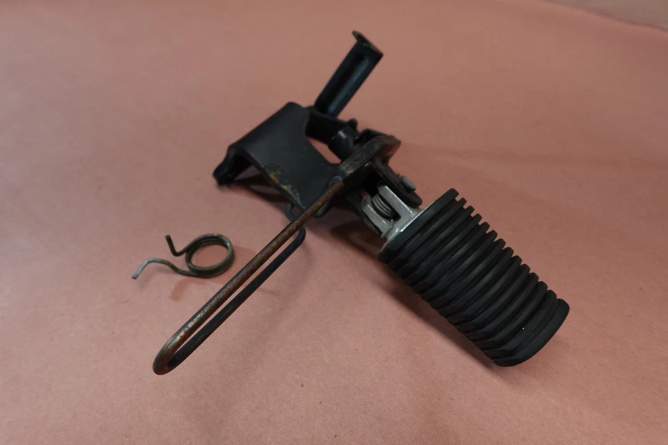 Yamaha V-Star 1100 V Star XVS1100 1999-2009 reposapiés delantero derecho reposapiés Foto 2 de 4