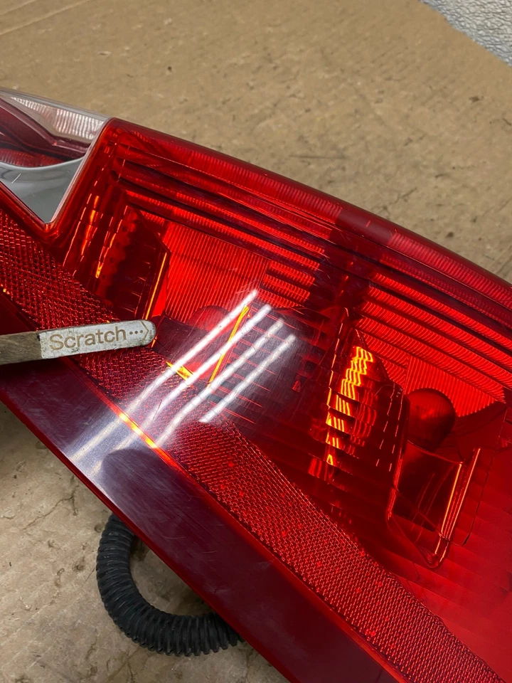 Luz trasera lateral del pasajero derecho Cadillac Escalade EXT 2002 a 2006 OEM V3766 DG Foto 4 de 4