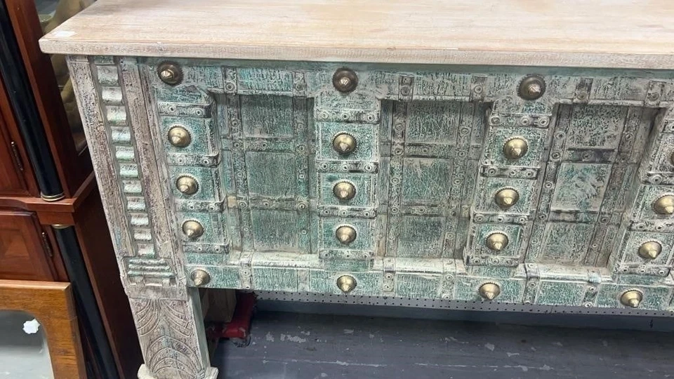 Credenza egipcia muy tallada Foto 2 de 4