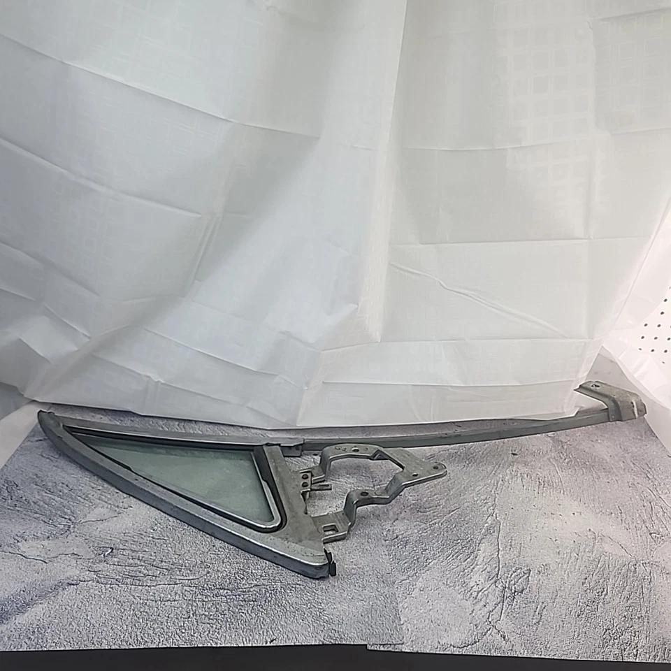 Lincoln C6VB5322222A para 1966-1969 diestro cuarto delantero ventilación ala ventana con oruga OEM Foto 2 de 4