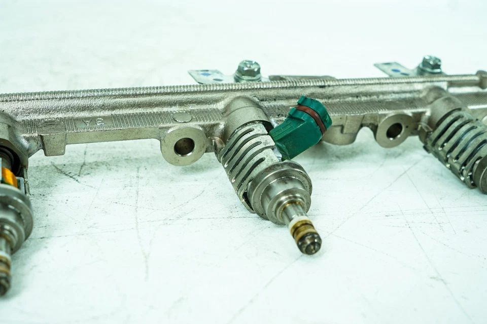 06-08 Lexus IS250 IS350 OEM Barra de válvula de presión de gasolina reguladora de combustible 1042 Foto 4 de 4