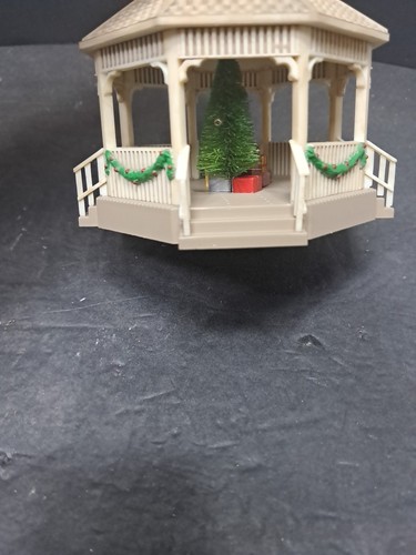 ❤️ Hallmark Keepsake Christmas Tree Ornament Gazebo Nostalgic Houses Shops 2013 - Picture 3 of 13