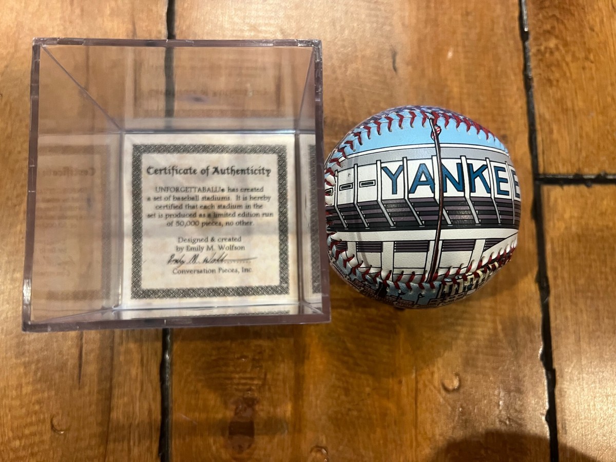 New York Yankees Yankee Stadium “UNFORGETTABALL” IN CASE~Baseball