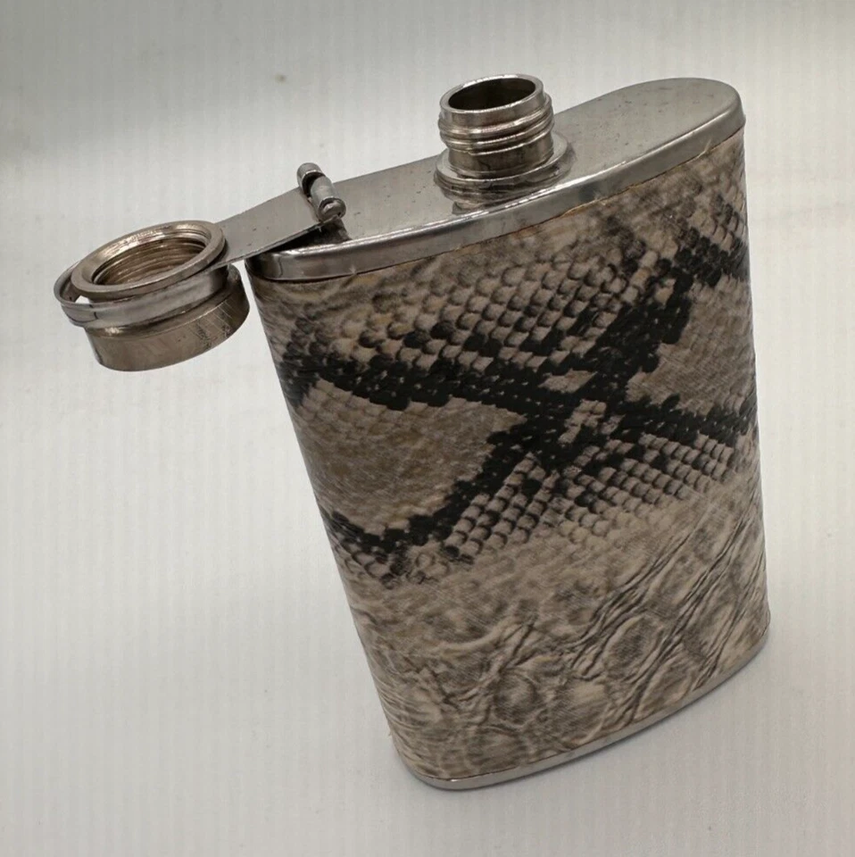 Frasco de piel de serpiente sintética no para consumo de alcohol 5 oz acero inoxidable grisáceo Halloween Foto 4 de 4