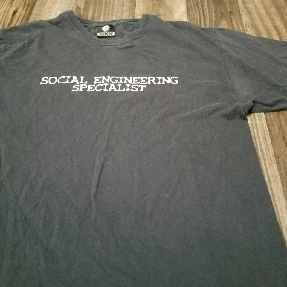 Camiseta preta anos 2000 Y2K JINX tamanho médio cotação especialista em engenharia social - Imagem 3 de 4