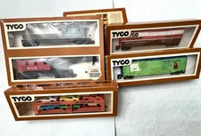 Tyco HO Scale Train ~ Crane/Boom Tender, 2 Box Cars & Auto Loader w/cars.