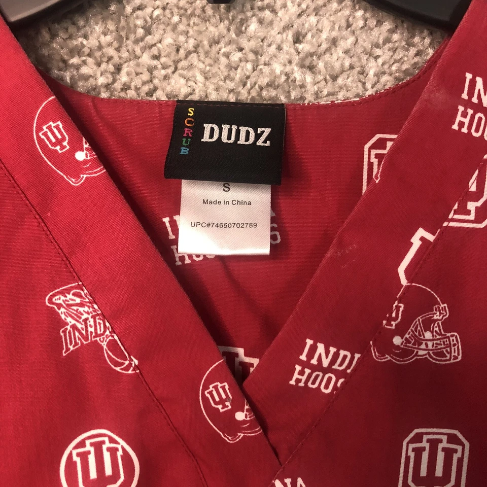Blusa Médica Estampada IU Medical Hoosiers Talla Pequeña Roja DUDZ Foto 3 de 4