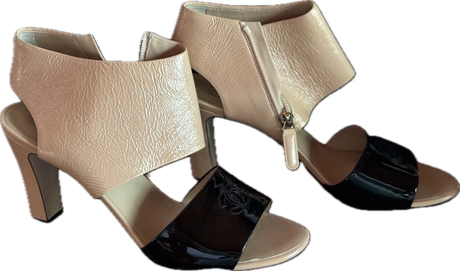 CHANEL nero verniciato beige pelle logo tacco cerniera 38 1 2 in scatola e borsa eccellente