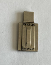 50 - Pin's FLACON DE PARFUM XERYUS DE GIVENCHY - DECAT PARIS